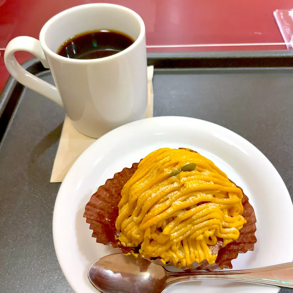 Snapdishの料理写真:かぼちゃのモンブラン w/ ブレンドコーヒー|T. Wonderさん