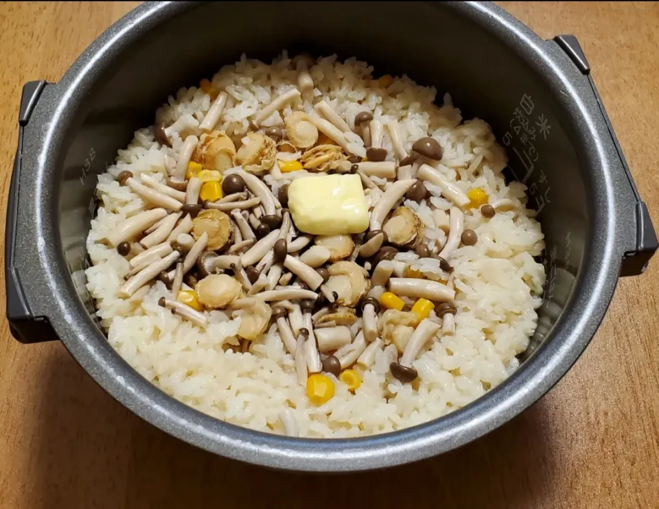 ベビーホタテとコーンとキノコの味噌バター釜飯|ナナさん