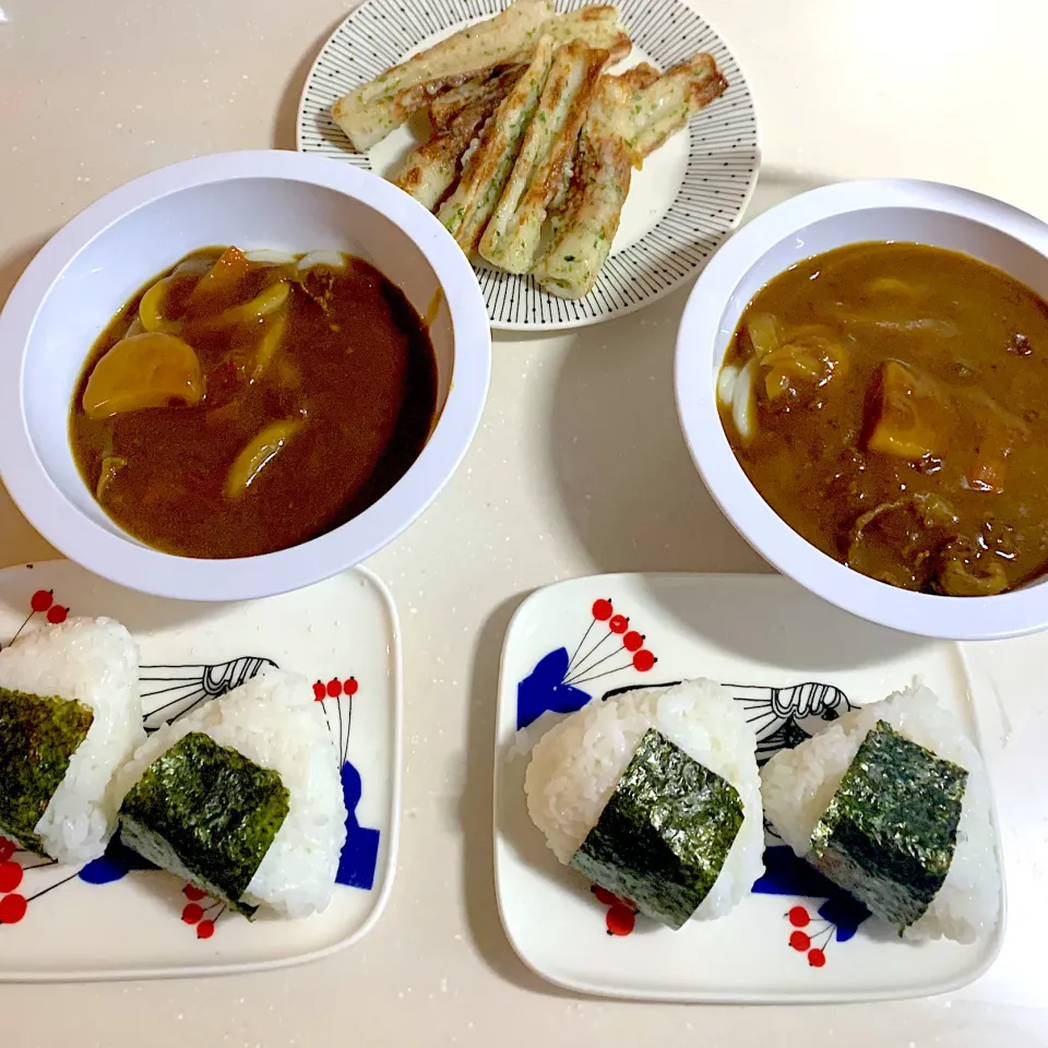 夜ご飯☺︎昨日のカレーリメイク　カレーうどん、おにぎり、ちくわの磯辺揚げ|とまこ(*^o^*)さん