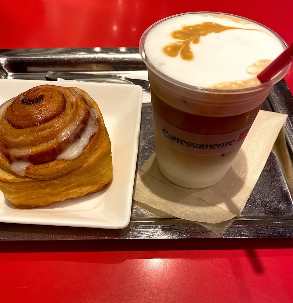 シナモンロールとカプチーノ|わこさん