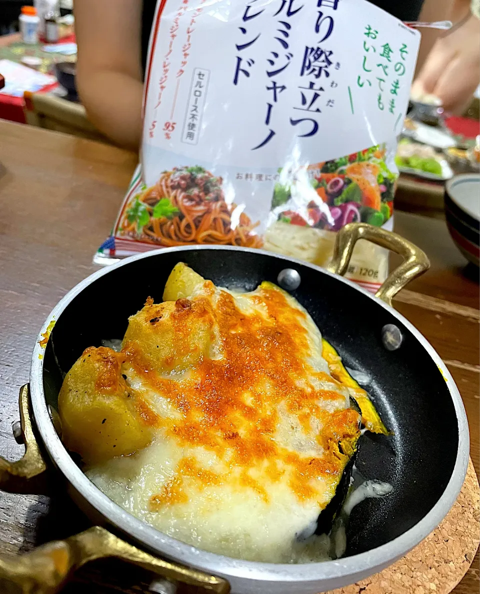 Snapdishの料理写真:パルミジャーノブレンドチーズで山芋グラタン|chizukoさん