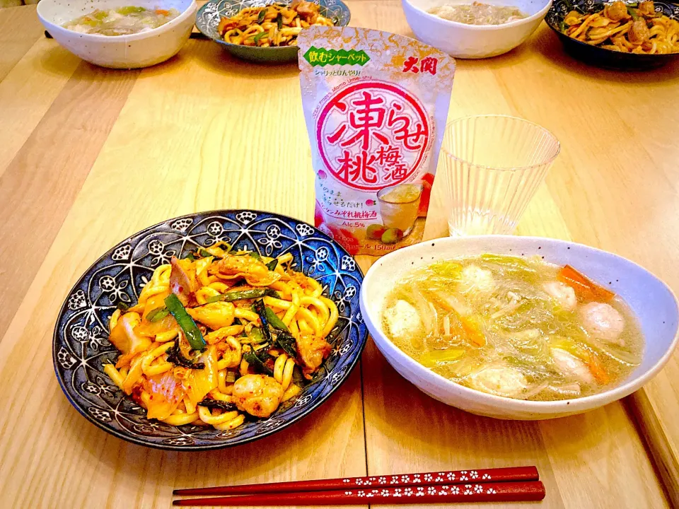 今日の夕食　ホルモン焼きうどん　鶏つくね入りスープ|ふわ猫はなちゃんさん