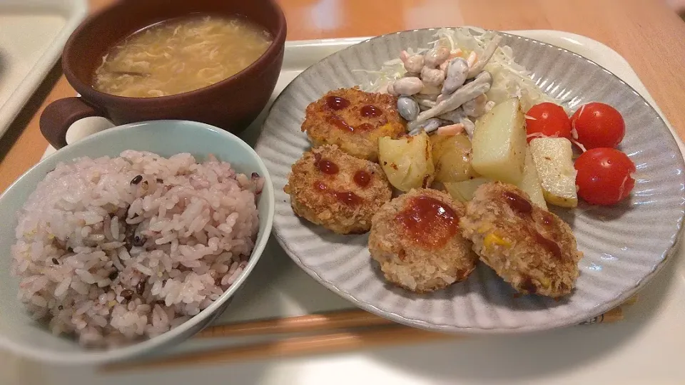 お魚ハンバーグ（いわし&鶏ミンチ）

副菜…食物繊維を意識☻
ポテトソテー、お豆とごぼうのサラダ、フカヒレスープ|macco7さん