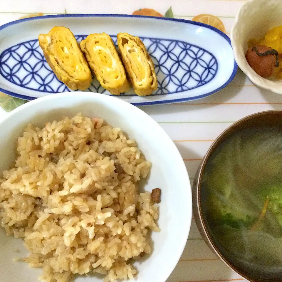 2021年10月3日　男前美容師の手作り朝ごはん　釜飯(混ぜご飯) タマゴ焼き　野菜コンソメスープ　今日も美味しくいただきました😄|Booパパさん