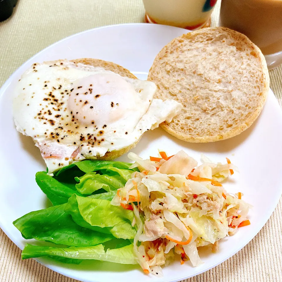 イングリッシュマフィンに目玉焼き🍳|akkoさん