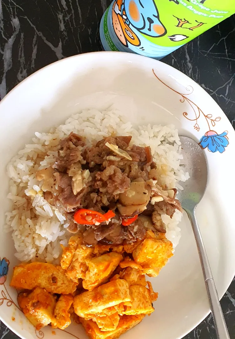 Early lunch 😋  03 Oct 2021 
Black Pepper Beef Mushrooms 
Spicy Garlic Tofu|🌷lynnlicious🌷さん