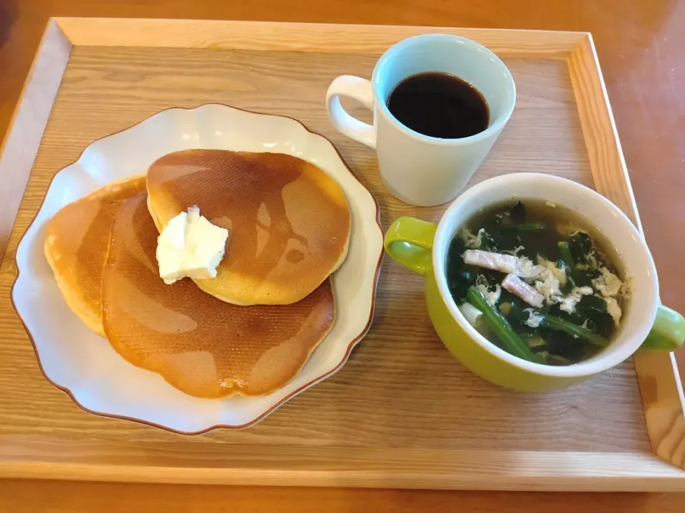 ☆ホットケーキ
☆ほうれん草　ベーコン　卵白のコンソメスープ
☆コーヒー☕|chikakoさん