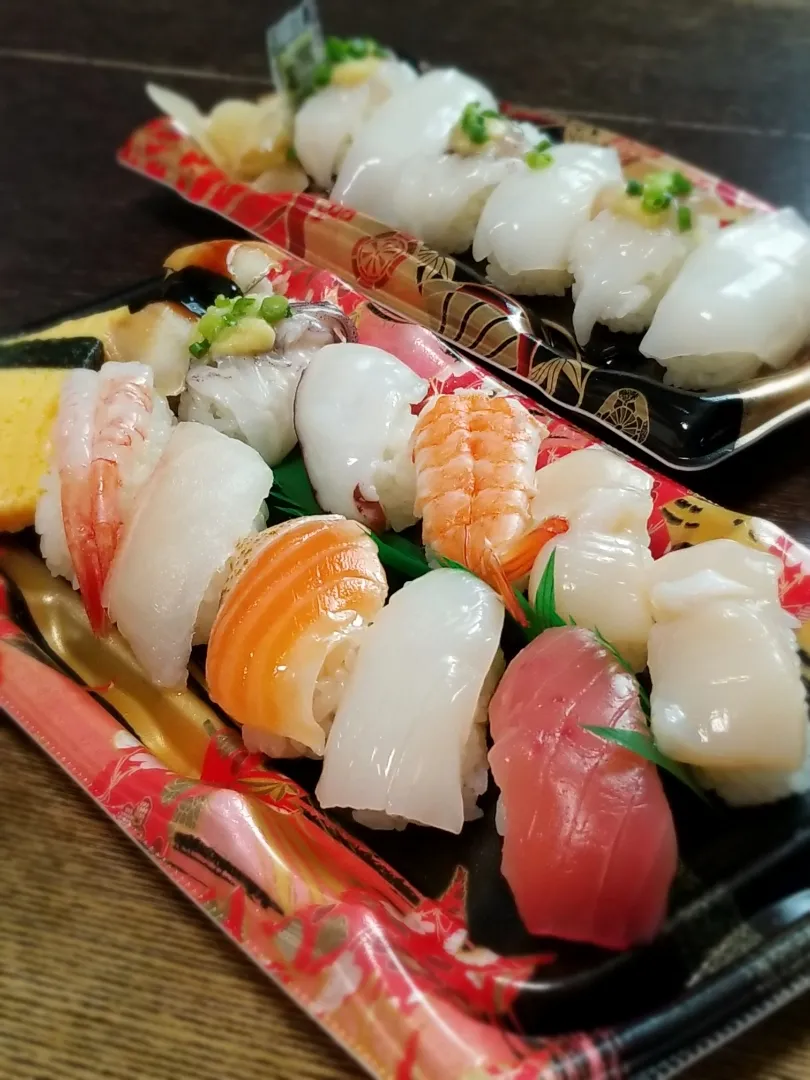 Snapdishの料理写真:お久しぶりね😉スーパーのお寿司🍣|ぱんだのままんさん