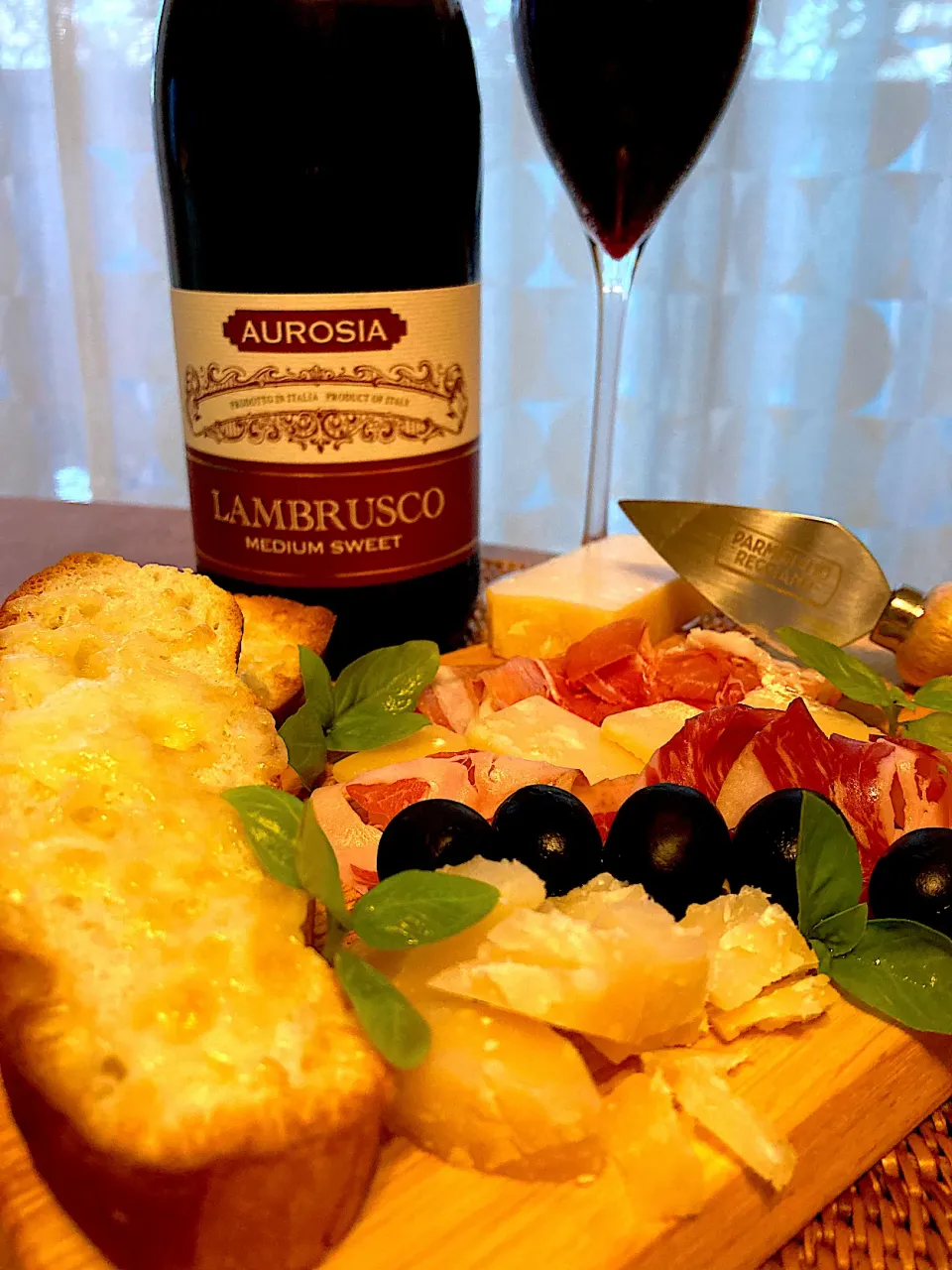 パルミジャーノレッジャーノブロック、かち割りました😆パルミジャーノレッジャーノプラトー😋🍷🧀💕✨|アイさん