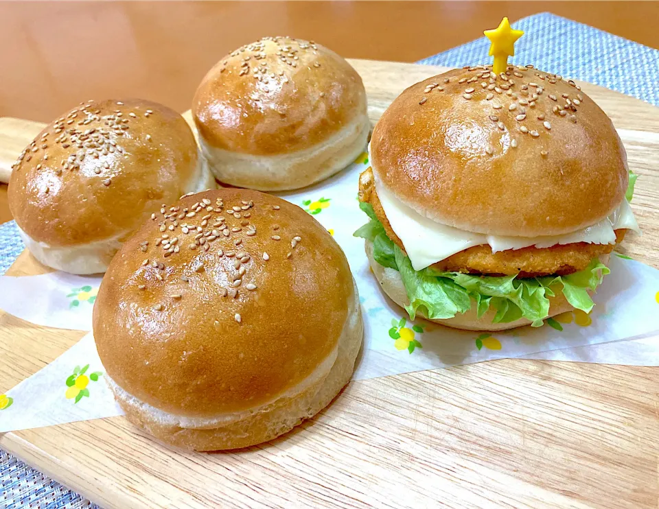 バンズパン〜チキンフィレバーガー🍔|オレンジまゆゆさん