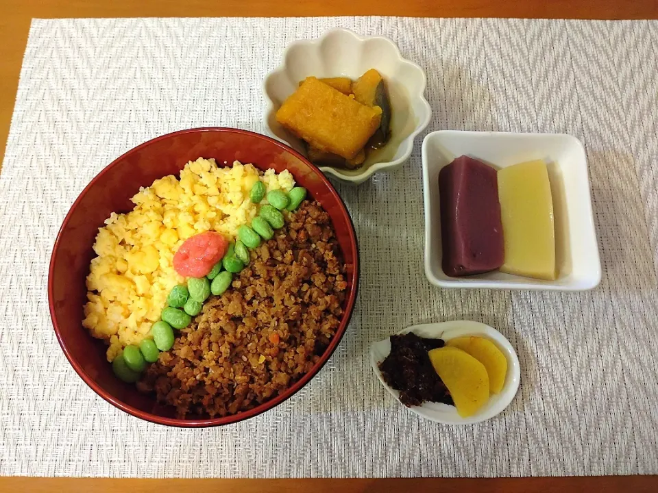 ☆そぼろ丼
☆かぼちゃ煮物
☆2色ゴマ豆腐
☆たくあん＆かつお昆布|chikakoさん