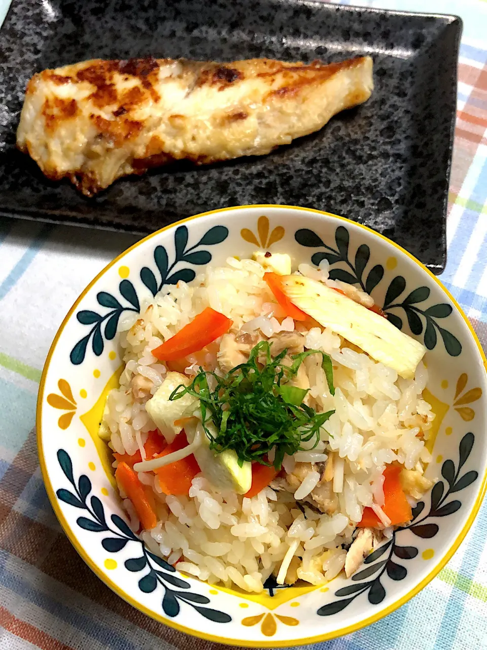 マコモダゲと鮭の炊き込みご飯|まめすけ⭐︎さん