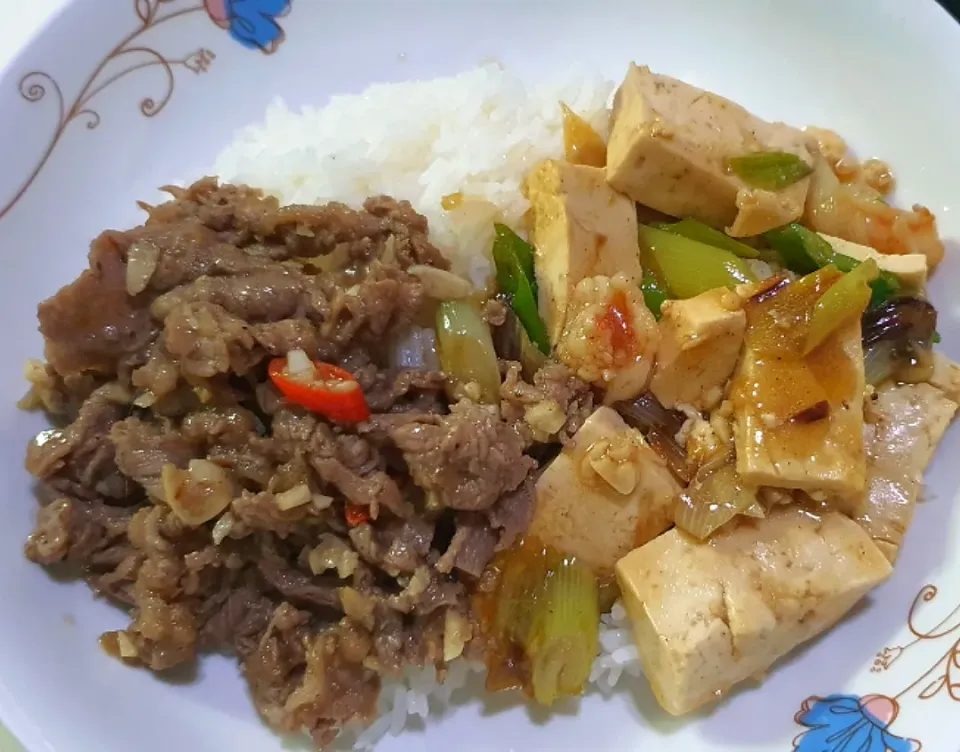 Snapdishの料理写真:Black pepper garlic beef + Green Onion garlic tofu prawns with rice dinner 03 Oct 2021😍😋🤤|🌷lynnlicious🌷さん