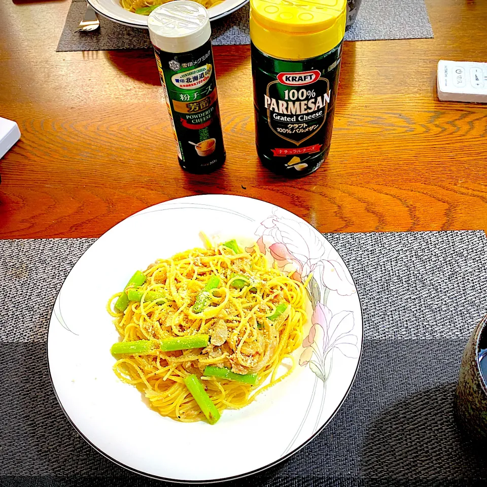 Snapdishの料理写真:アスパラ、玉ねぎとツナのパスタ|yakinasuさん