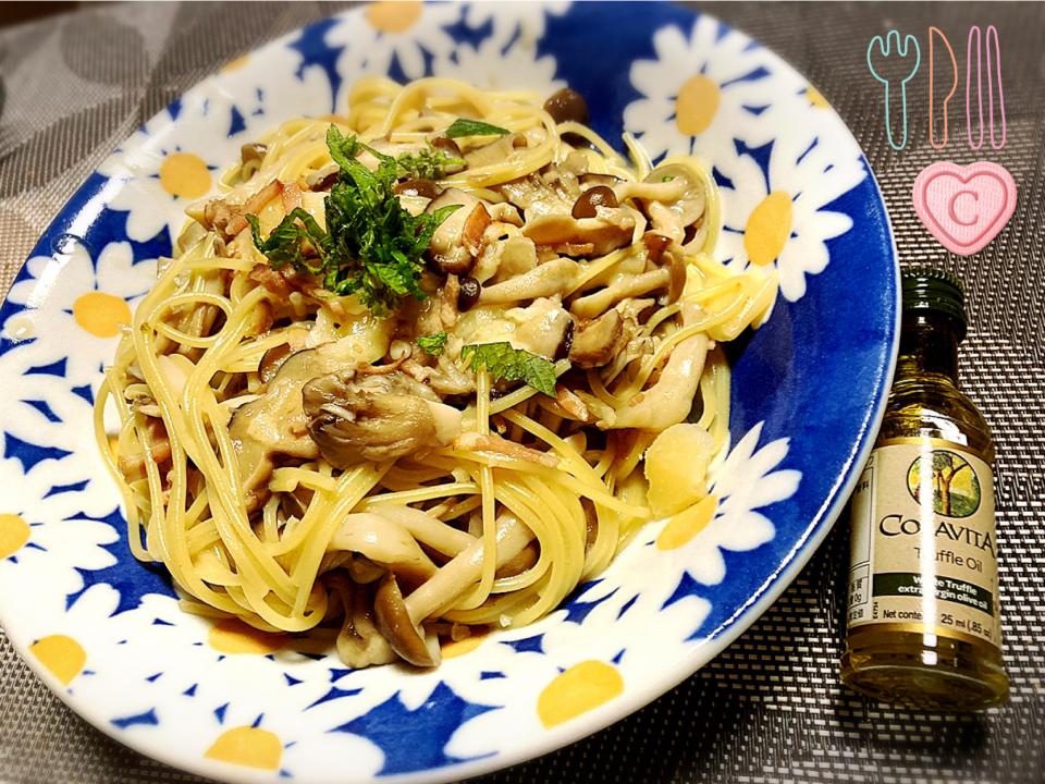 Mushrooms and parmigiano reggiano pasta with truffle oil木の子とパルミジャーノ  レッジャーノのパスタ トリュフオイル添え/cocoa | SnapDish[スナップディッシュ] (ID:q0SCra)