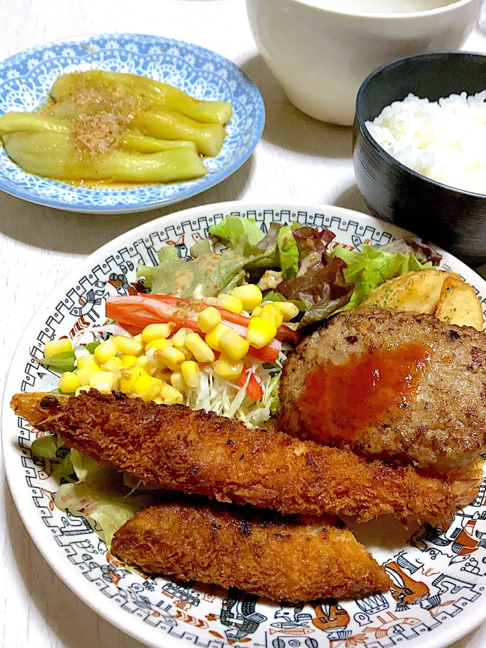 明日いないので、ちょっと豪華のフライセット〜白身魚、エビフライ、ポテト、ミニバーク、残りものサラダ、蒸し茄子、お吸い物|Ayaさん