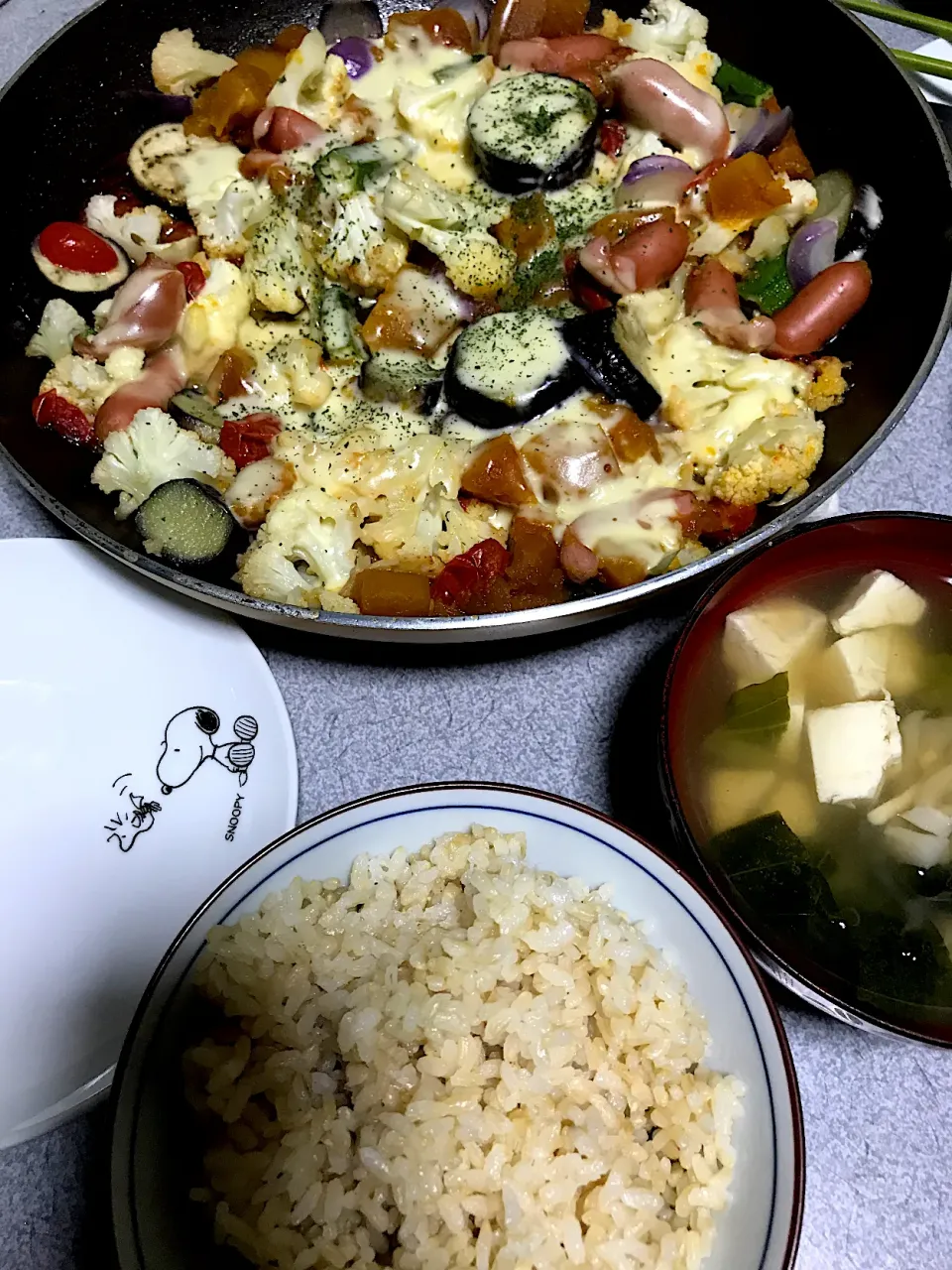 名前のわからない野菜まで入ってる #夕飯  ロウカット玄米ご飯、野菜たっぷりチーズ蒸し焼き、舞茸豆腐昆布味噌汁|ms903さん