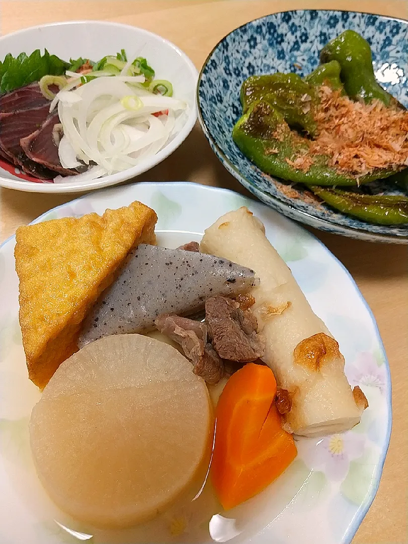 Snapdishの料理写真:☆今日の晩ごはん☆　おでん、カツオのたたき、ししとう|hamamaさん