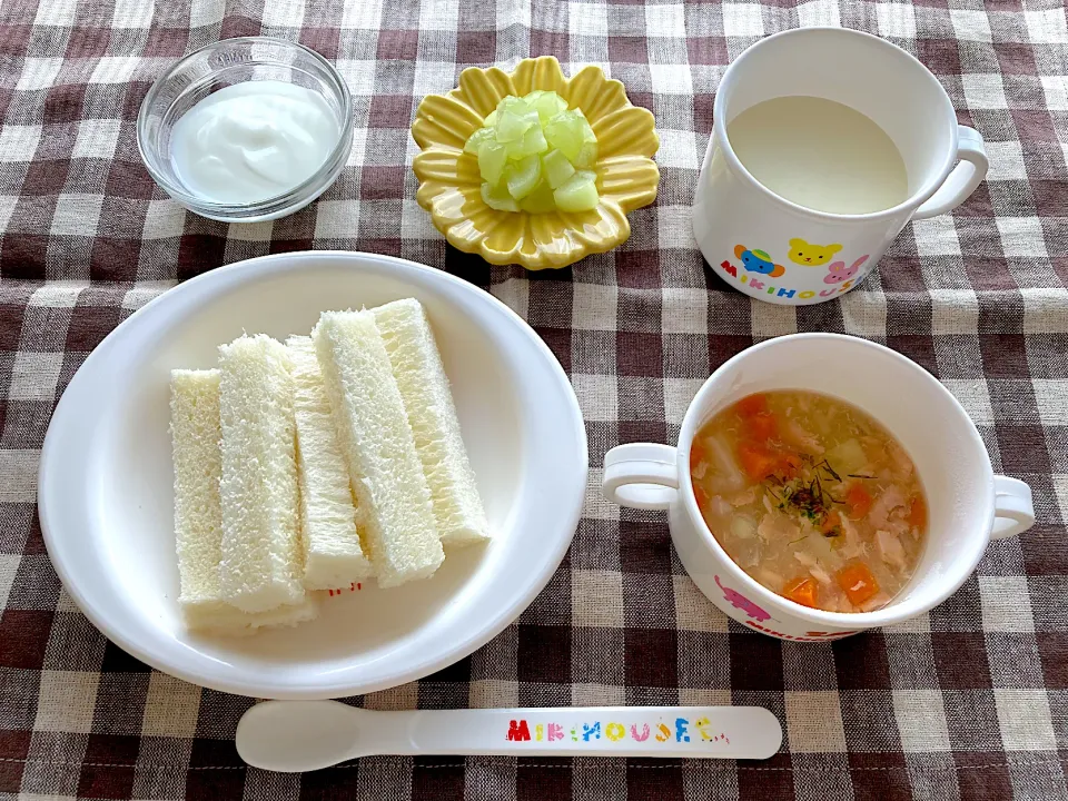 【離乳食】食パン、鮭と野菜のスープ、ヨーグルト、ぶどう、ミルク|sayaさん