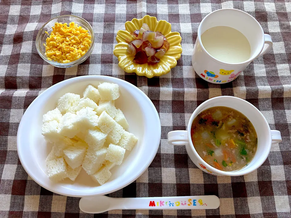 Snapdishの料理写真:【離乳食】食パン、牛肉とトマトのコンソメスープ、錦糸卵、ぶどう、ミルク|sayaさん