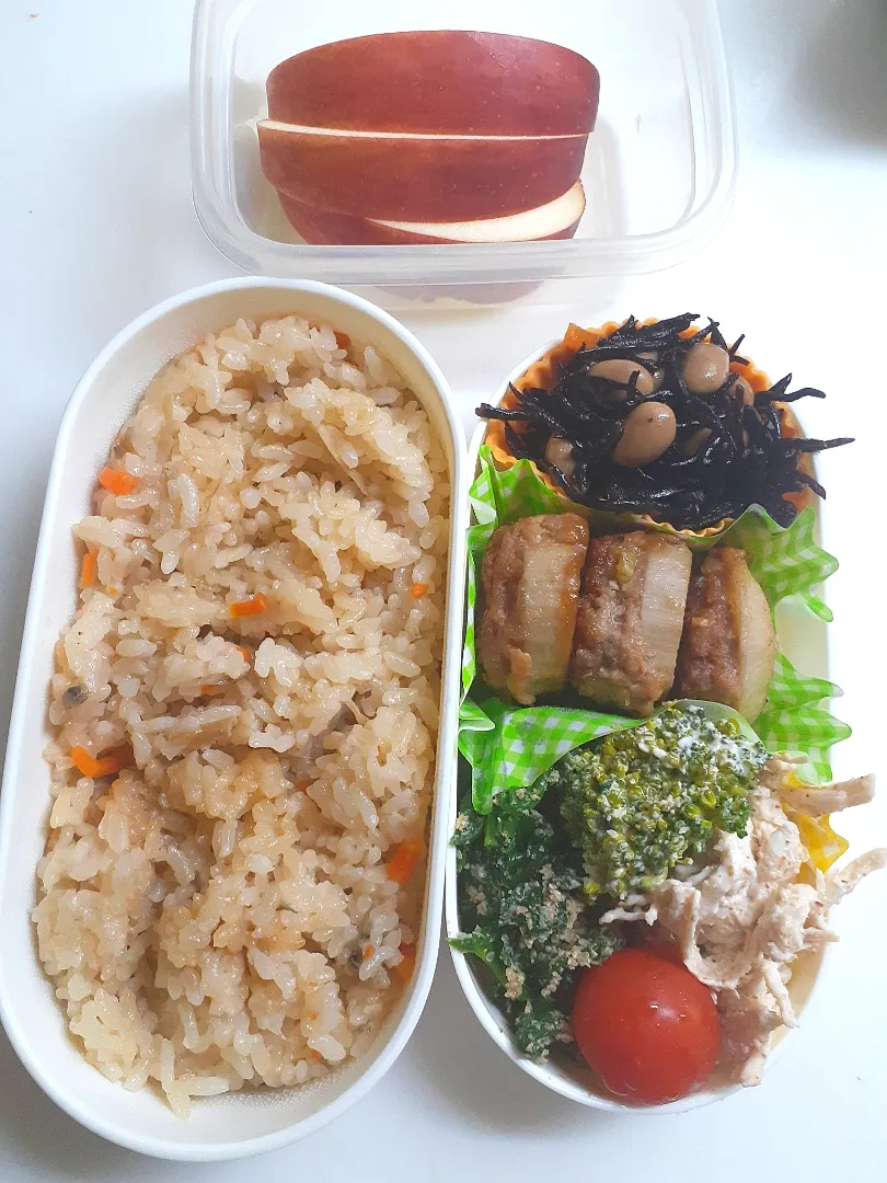 Snapdishの料理写真:☆中学生弁当再開☆きのこの炊き込みご飯、ひじき煮物、肉蓮根、鶏ブロッコリーのサラダ、ほうれん草胡麻和え、ミニトマト、リンゴ|ｼｮｺﾗさん