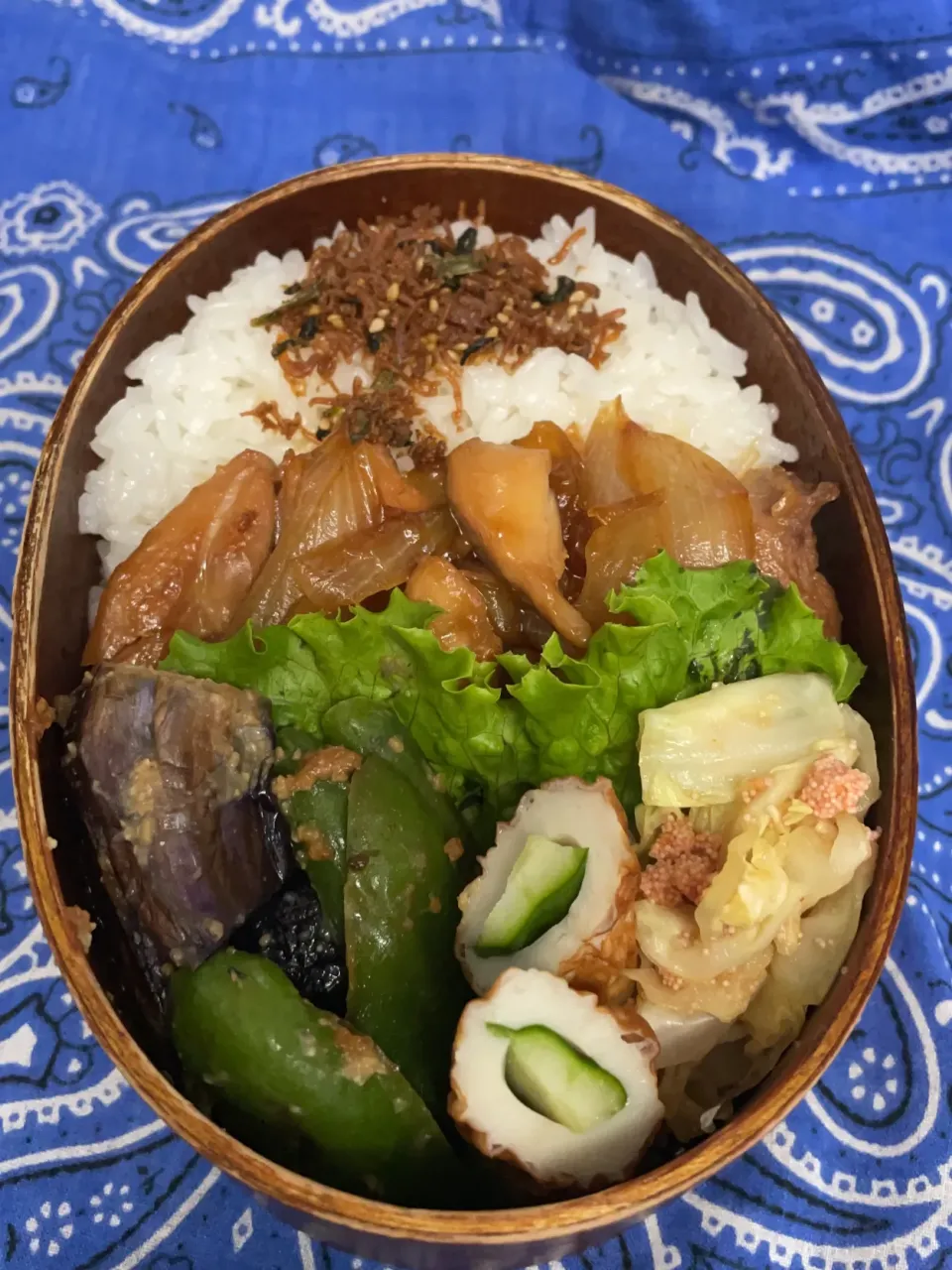 鶏ももと玉ねぎの焼き鳥タレ、ナスとピーマン味噌炒め、キャベツコンソメ明太子和え、ちくわキューリ|ちあぽんさん