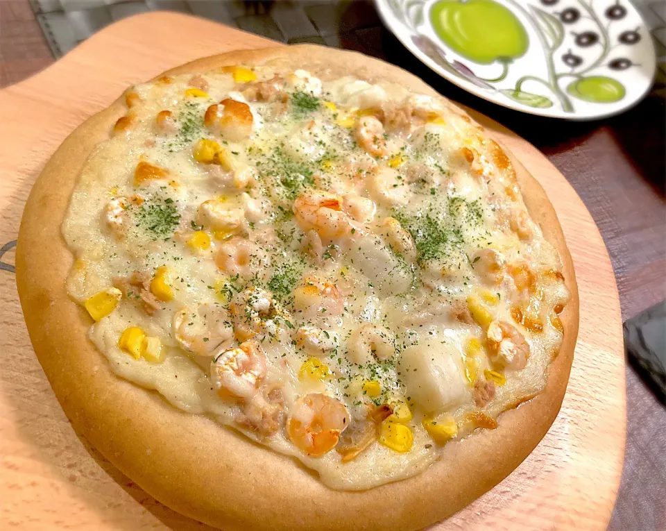 パルミジャーノレッジャーノたっぷりシーフードピザ🍕|akanyeさん