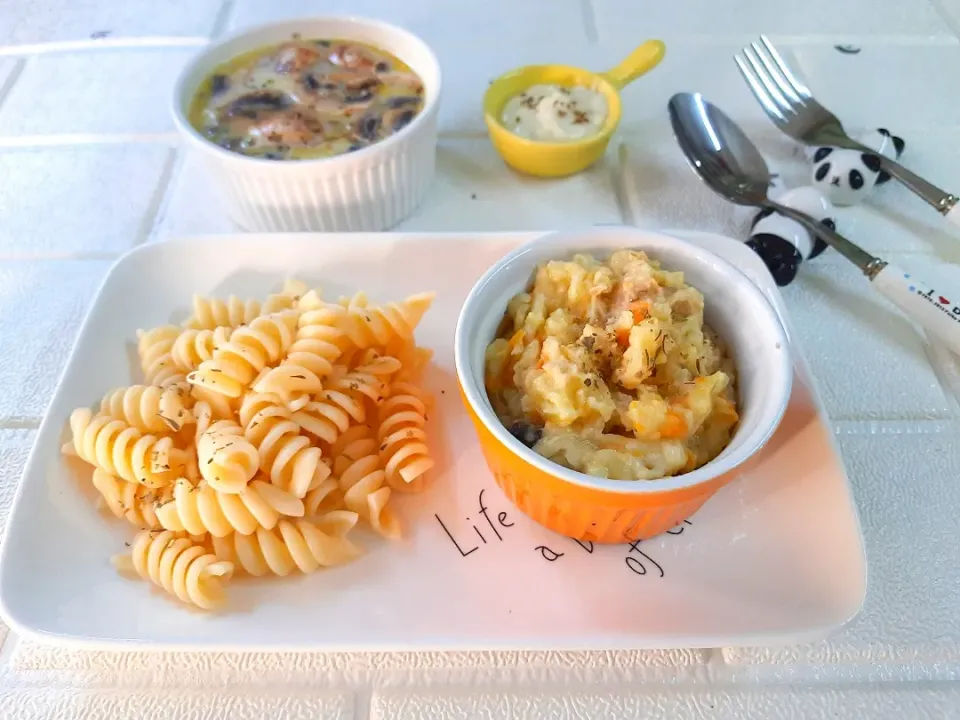 Spiral pasta
eggless potatoes salad 
mushrooms soup|vivena🌱さん