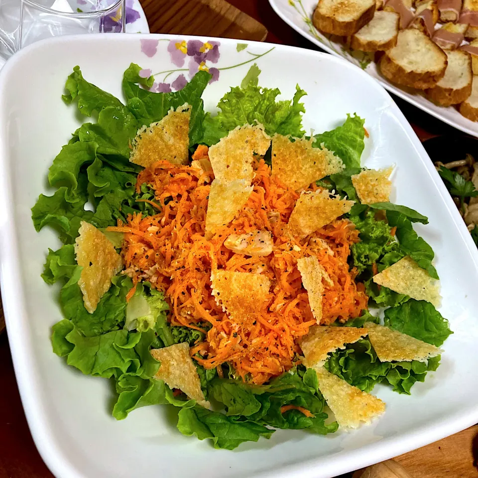 Snapdishの料理写真:人参サラダ🥕🥗パルミジャーノ・レッジャーノのチーズせんべいのトッピング(*^^*)#パルミジャーノレッジャーノ#snapdish#チーズせんべい#レンチン#パリパリチーズ#サラダトッピング#人参サラダ#キャロットラペ|ももさん