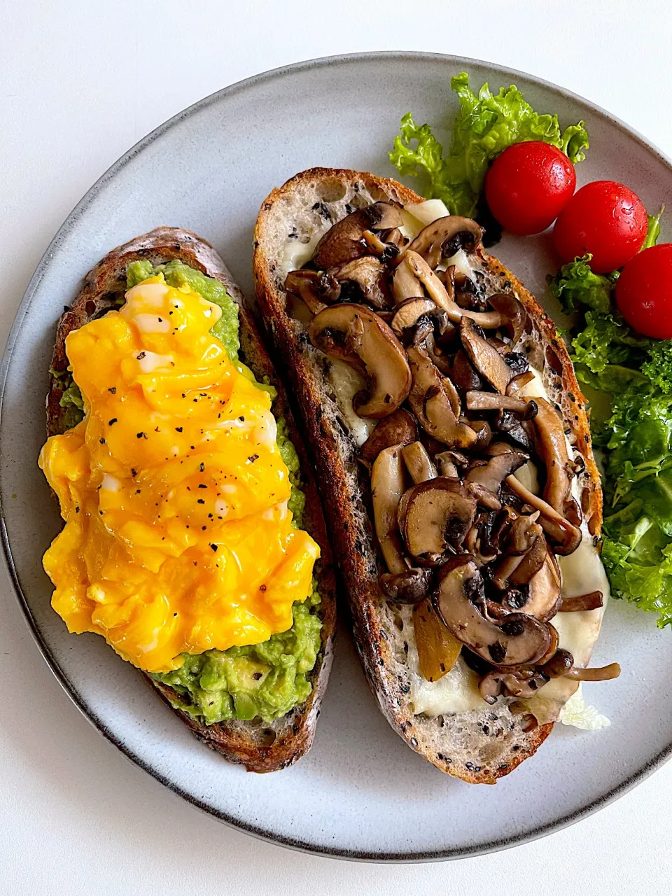 Avocado with eggs, cheese and mushrooms toasts |12Dragonさん