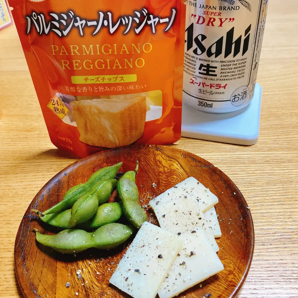 Snapdishの料理写真:いつものビールに枝豆とパルミジャーノ・レッジャーノ チーズチップス🧀|naoさん