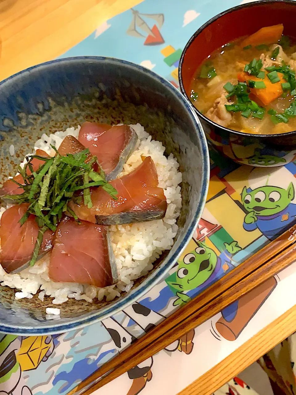 ・ブリの漬け丼　・豚汁|ぺろたんさん