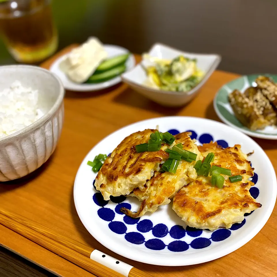 Snapdishの料理写真:もやしと挽肉のヘルシー焼き　ごぼうの甘酢炒め　キャベツと卵のサラダ|ちぐあささん