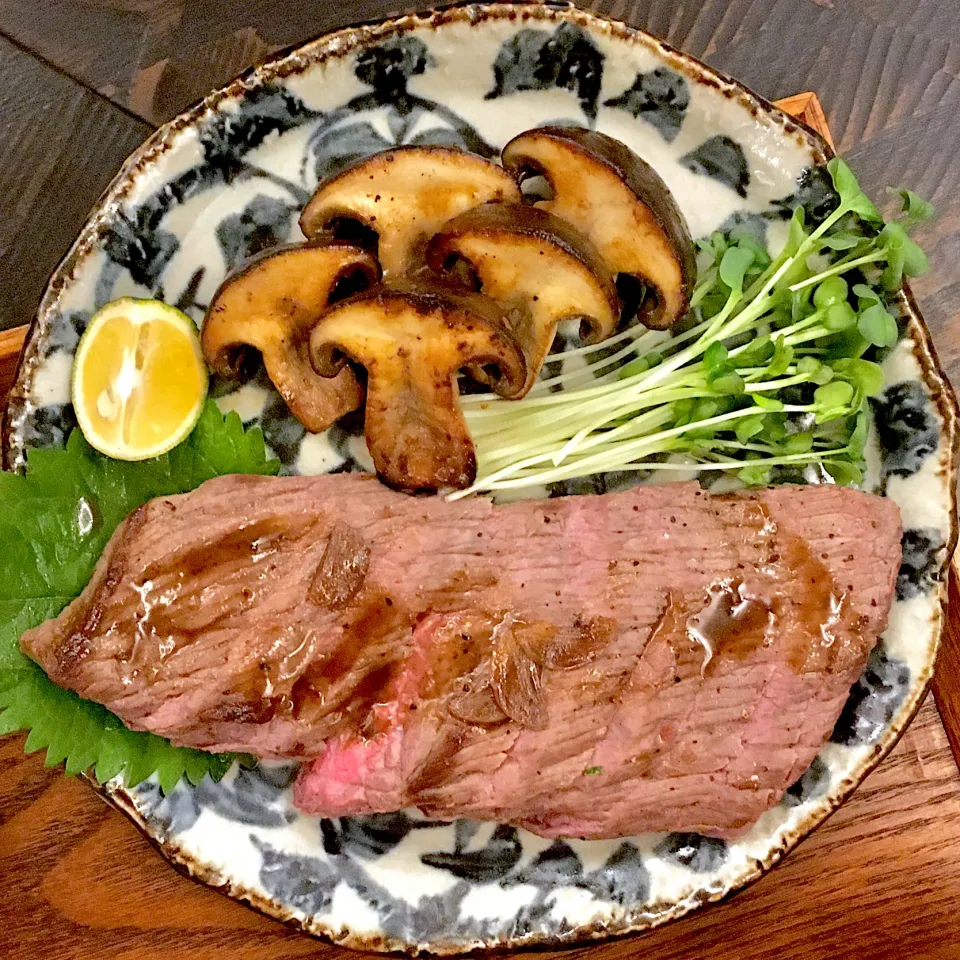 京丹波大黒しめじと牛モモ肉のステーキ|イナコさん