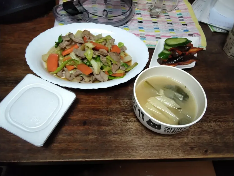 Snapdishの料理写真:肉野菜炒め、じゃがいもと玉ねぎと小松菜の味噌汁、納豆、漬け物|にんにくと唐辛子が特に好き❤️(元シャリマー)さん