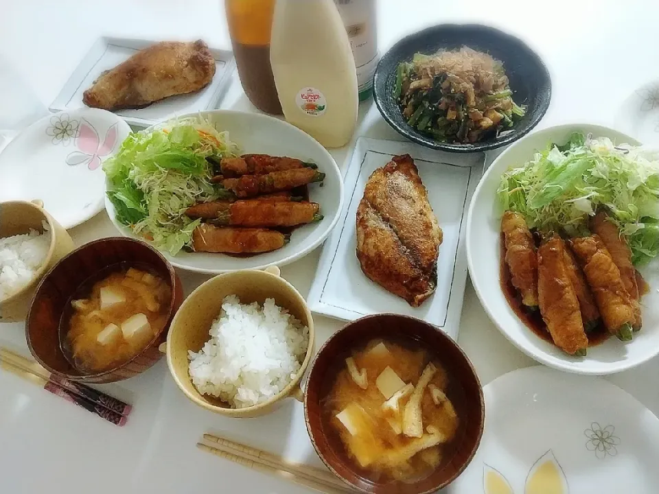 夕食(*^^*)
肉巻きいんげん&サラダ
ブリのバターカレー風味ソテー
小松菜と油揚げとローストポークのガーリック炒め煮
お味噌汁(玉ねぎ、油揚げ、豆腐)|プリン☆さん