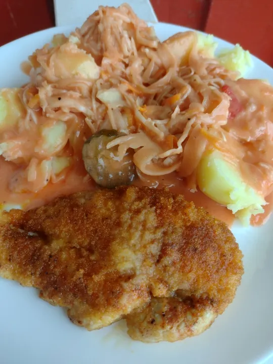 Chicken breast with cabbage, bell pepper gravy and potatoes|Stefanさん