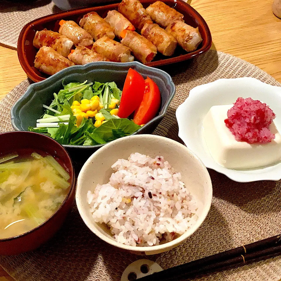 Snapdishの料理写真:大根とにんじんの肉巻き、冷奴、サラダ、味噌汁(小松菜、玉ねぎ)|ツインうさぎさん