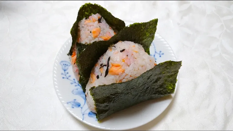 Snapdishの料理写真:10/3の夜勤弁当
鮭と梅干しの混ぜ込みおにぎり🍙|卯月さん