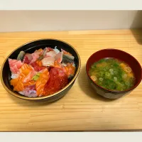 Snapdishの料理写真:ゴロゴロ海鮮丼|たくぼんさん