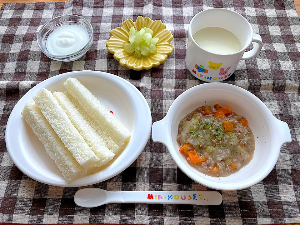 【離乳食】牛肉と野菜のあんかけ、食パン、ぶどう、ヨーグルト、ミルク|sayaさん