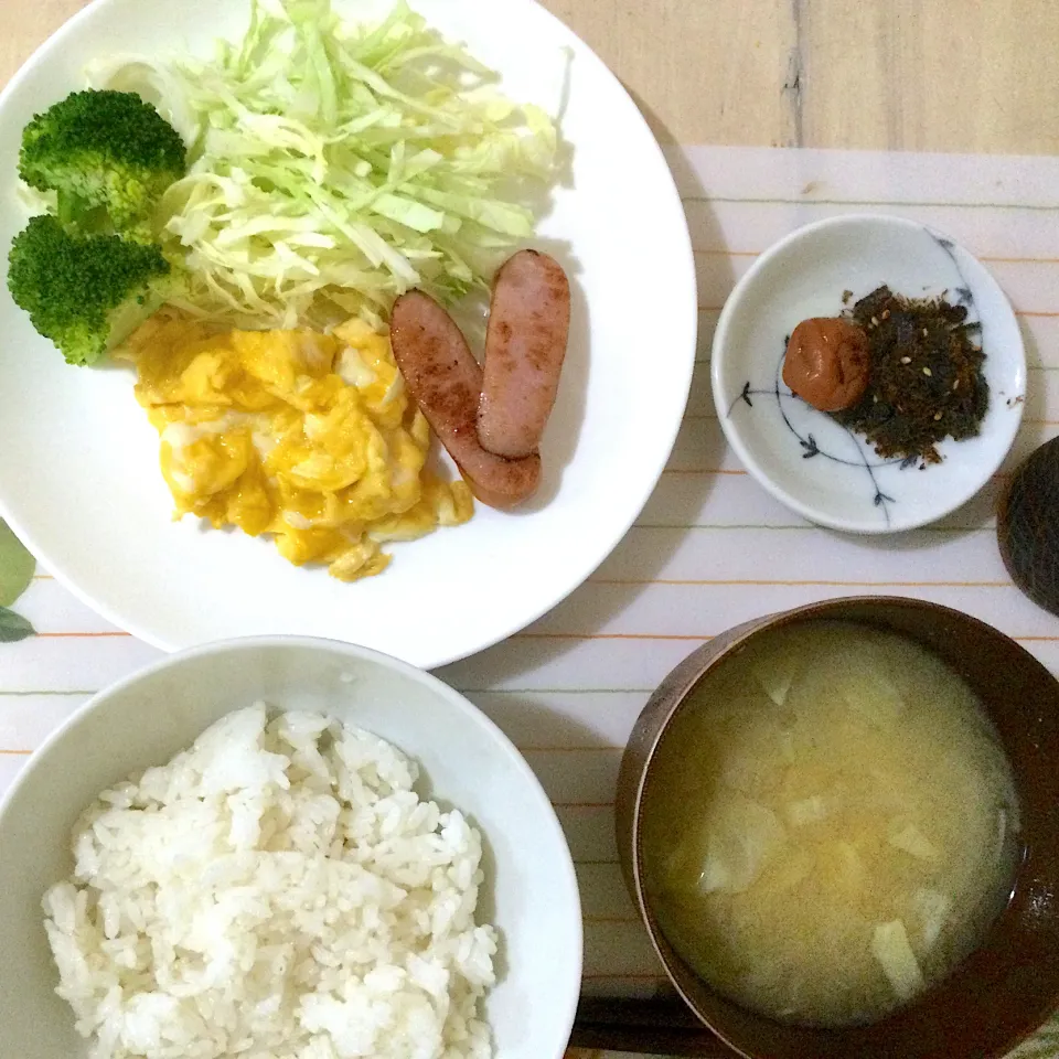 2021年10月5日　男前美容師の手作り朝ごはん　スクランブルエッグ　ウィンナー焼　キャベツ味噌汁　美味しくいただきました😄|Booパパさん