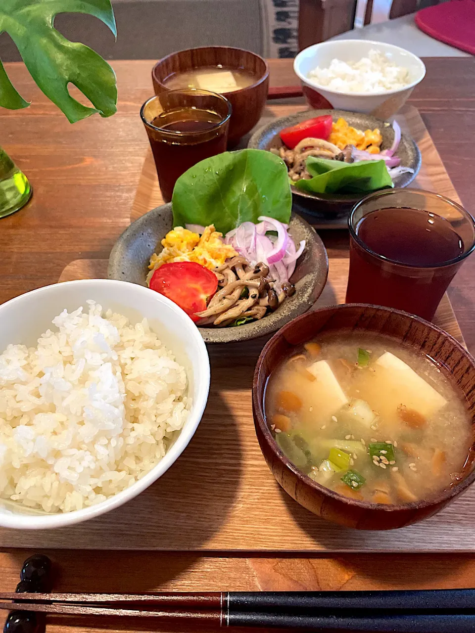 Snapdishの料理写真:なめことお豆腐のお味噌汁、サラダ|ＭＡＲＵＥ家の食卓さん