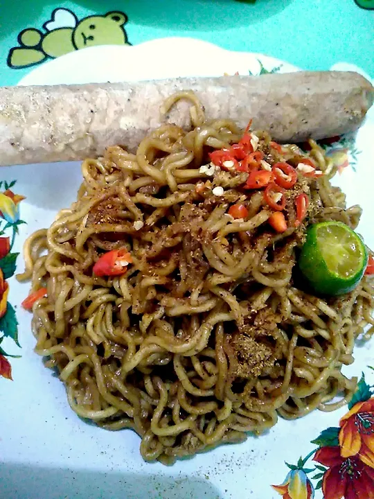 mee goreng with sausage blackpaper|saudahさん