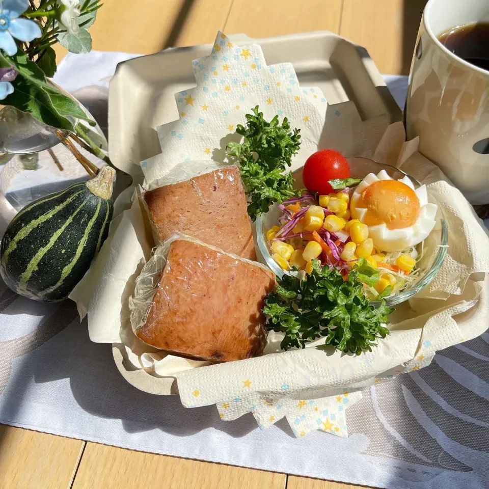 Snapdishの料理写真:10/5❤︎スパムおにぎり弁当🍙💕
・スパムおにぎり
・コーンと半熟たまごサラダ|Makinsさん