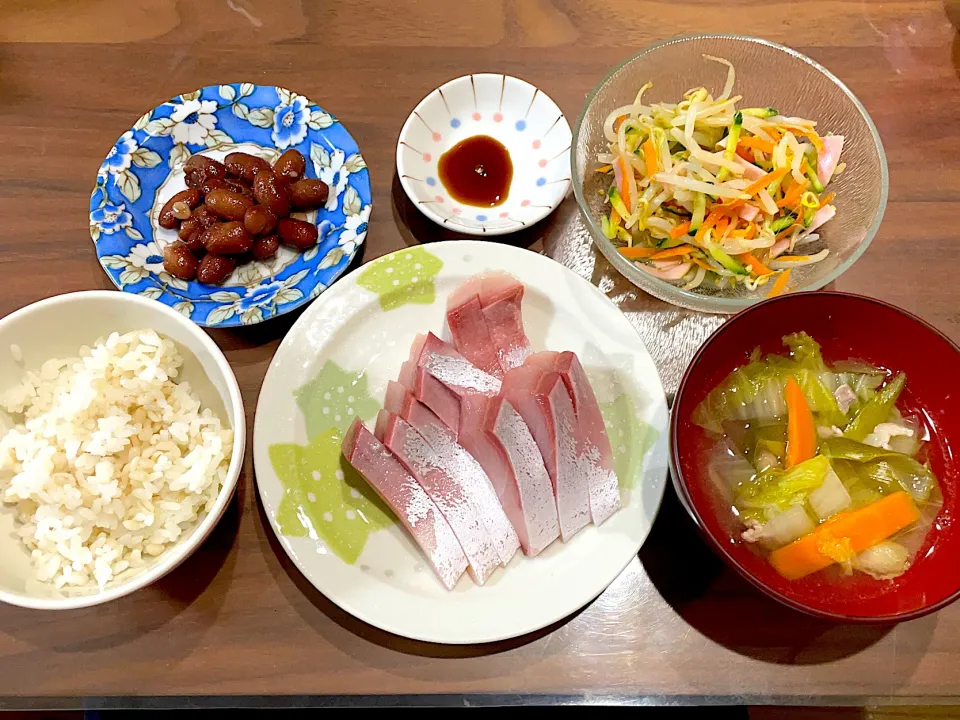 鰤のお刺身　白菜と豚肉のスープ　もやしときゅうりの中華風酢の物　金時豆|おさむん17さん