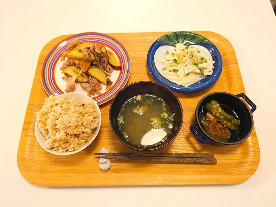 Snapdishの料理写真:今日の夕食　豚肉とさつまいもの甘辛炒め、大根サラダ、ピーマン丸ごと煮、玄米、味噌汁|pinknari🐰🌈さん