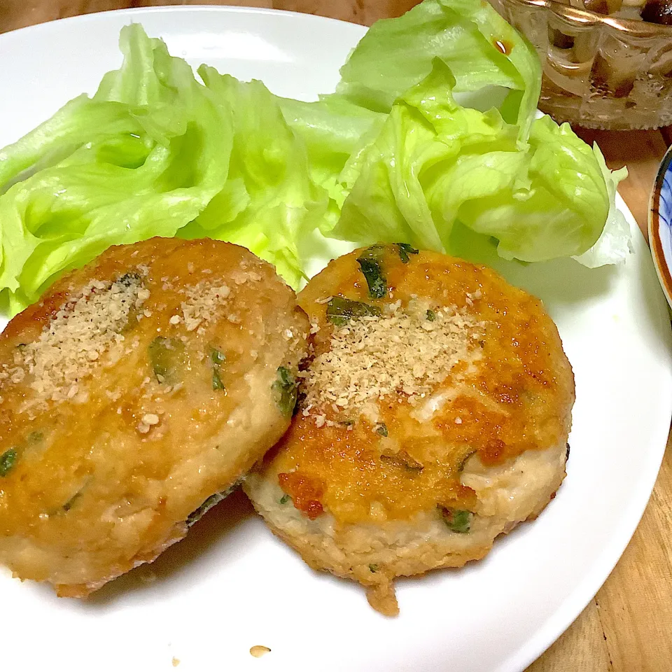 🌟れんこん鶏つくね🌟
ふんわり&シャキシャキつくねに
大葉を刻んで香りもよく😆|みずはらさん