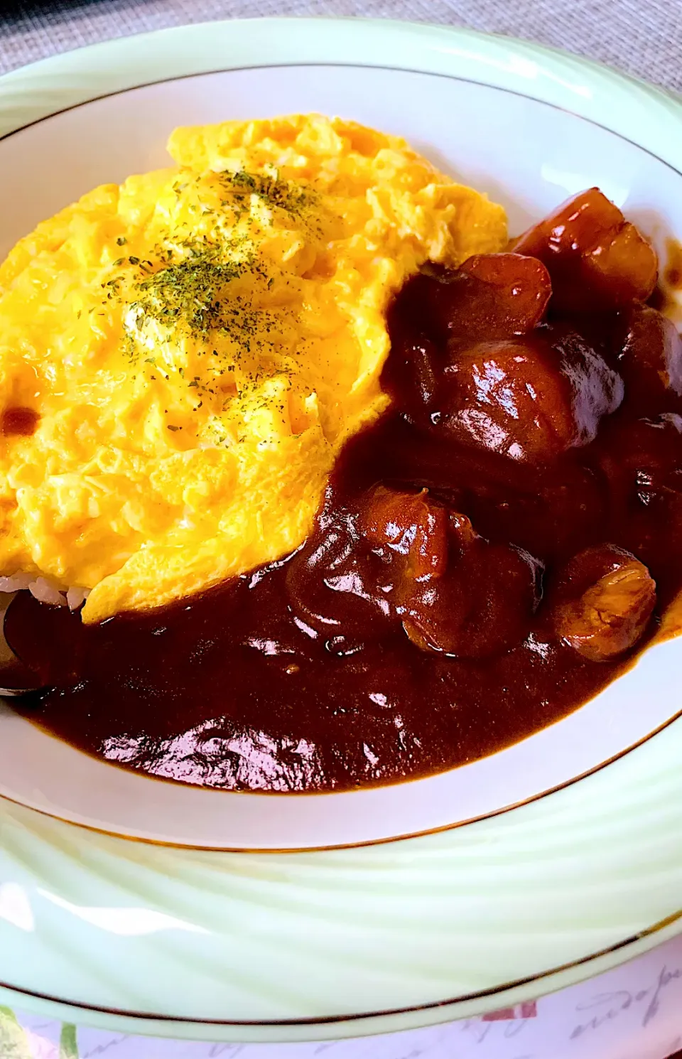 ビーフシチューリメイク。オムシチュー🥚|ちはるさん