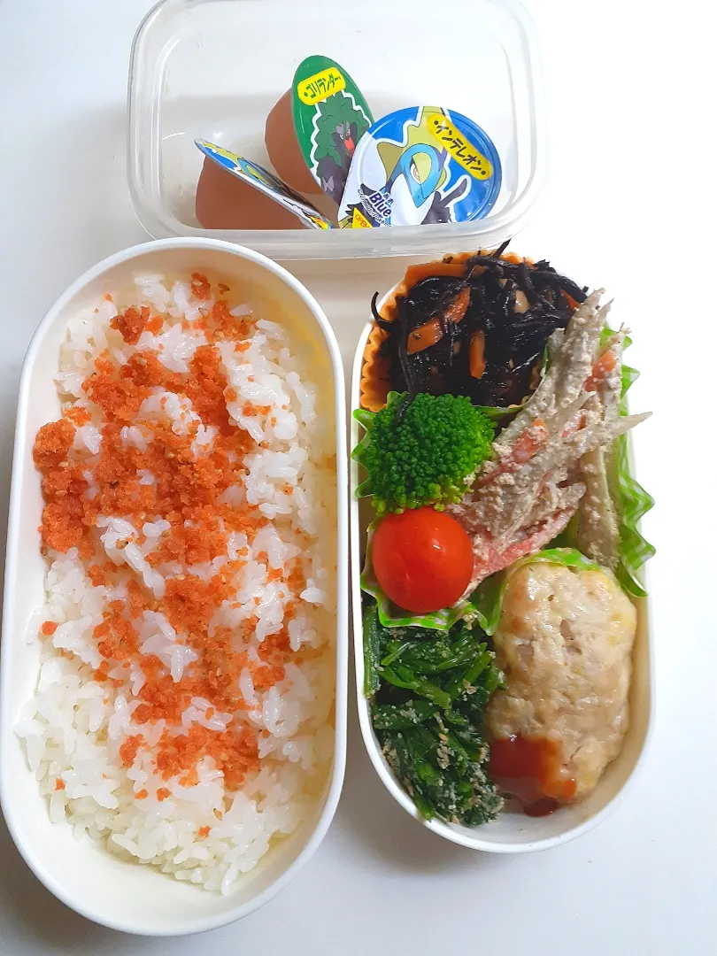 Snapdishの料理写真:☆中学生弁当☆寝坊して焦った(笑)鮭ごはん。ひじき煮物。ブロッコリー。ミニトマト。牛蒡サラダ。ほうれん草胡麻和え。チーズハンバーグ。ミニゼリー|ｼｮｺﾗさん